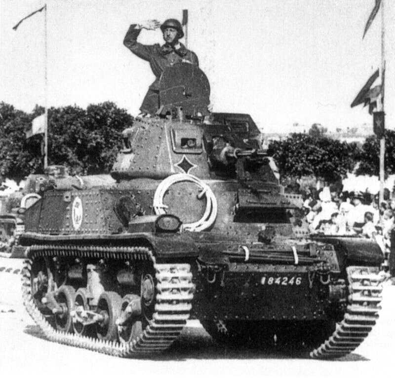 renault_amc34-APX-25-parade