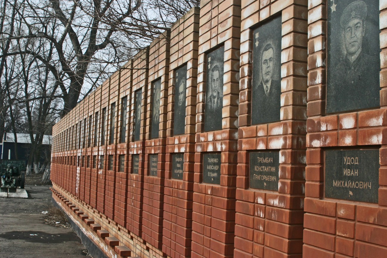 Krasnyi Luch tiszteletbeli fal a háború és a munkás hősöké. Litvyak elindult az utolsó missziójáért egy olyan repülőtérről, amely közel van ehhez a városhoz, ahol egy de