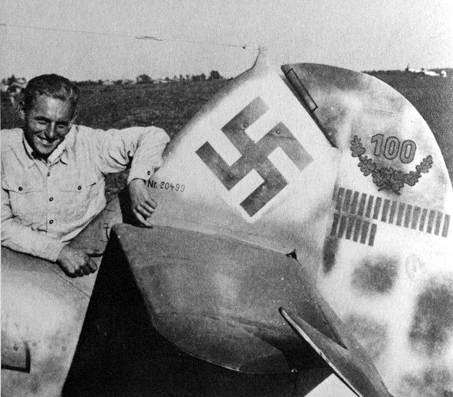 Aircrew-Luftwaffe-JG52-legend-Erich-Hartmann-with-his-aircraft-WNr-20499-Russia-1944-01